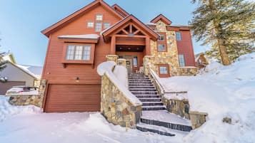 House (3 Bedrooms) | Exterior