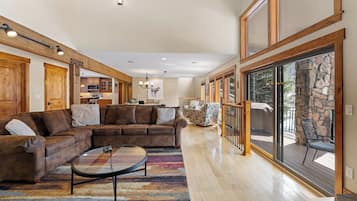 Villa (4 Bedrooms) | Front of property
