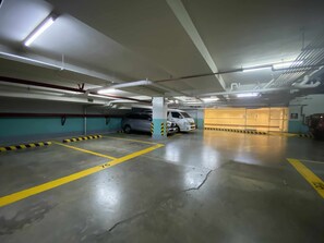 Estacionamento sem manobrista (sujeito a cobrança): PHP 500 por dia