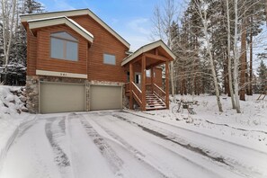 House (4 Bedrooms) | Exterior