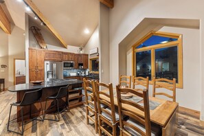 House (4 Bedrooms) | Exterior