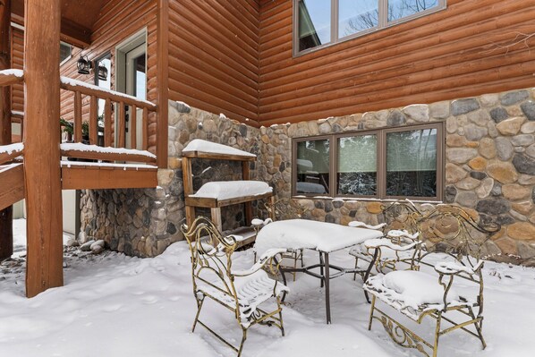 House (4 Bedrooms) | Exterior