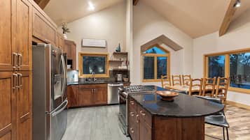 House (4 Bedrooms) | Exterior