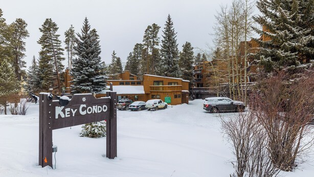 Lumihuntu peittää parkkipaikan, ja siellä on kyltti, jossa lukee: ”Key Condo”.