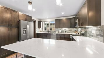 House (4 Bedrooms) | Exterior