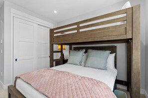 Exterior - Alcove #75 (Keystone)