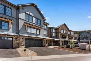 Exterior - Alcove #75 (Keystone)