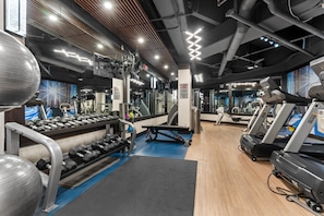 A gym with treadmills, dumbbells, and exercise balls. - Sm8266-1 (Keystone)