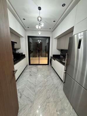 Køleskab, mikrobølgeovn, ovn, kogeplade