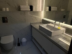 Dusche, Haartrockner, Handtücher, Seife