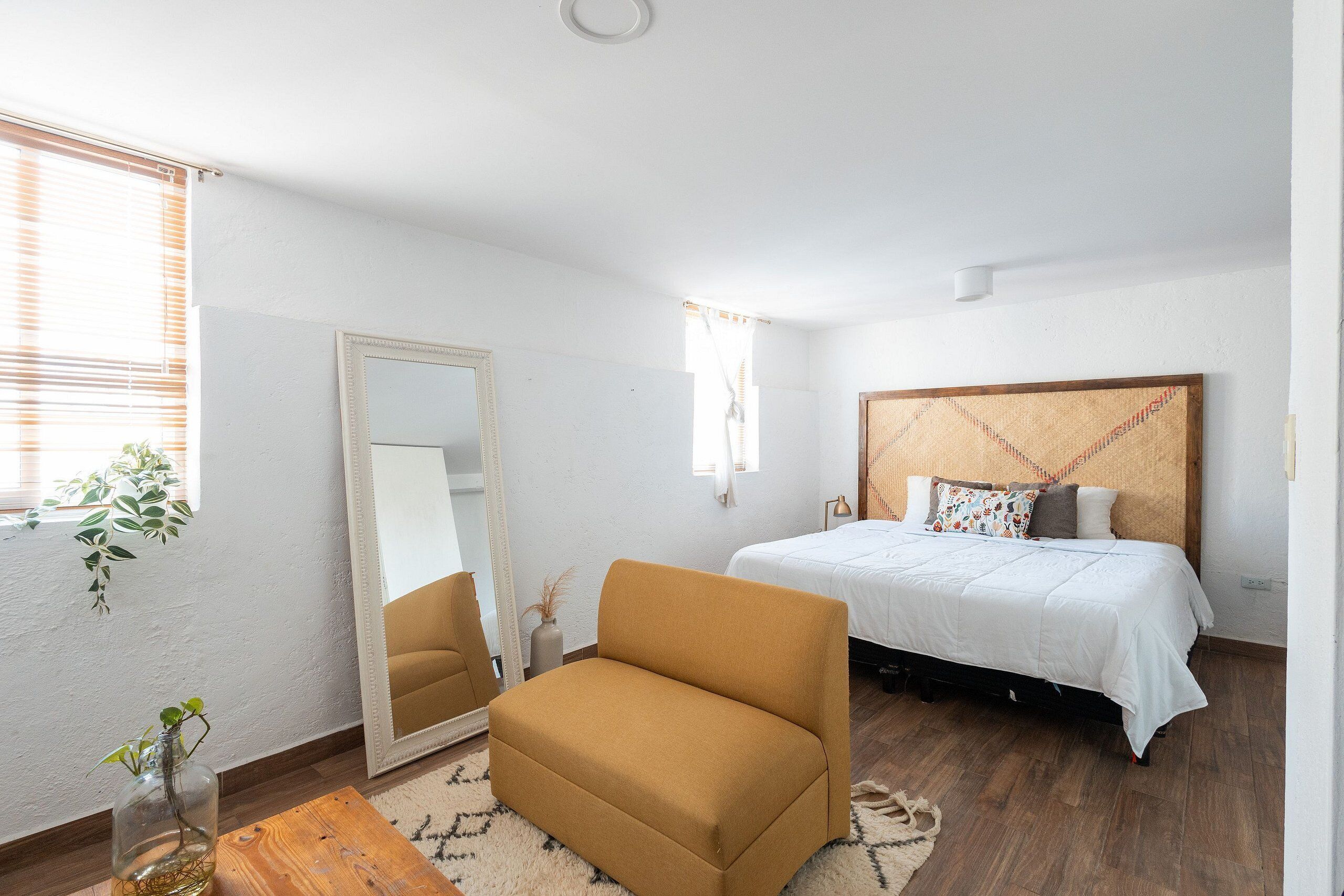 1 habitación, tabla de planchar con plancha, internet y ropa de cama 