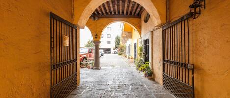 المنطقة المحيطة بالمنشأة