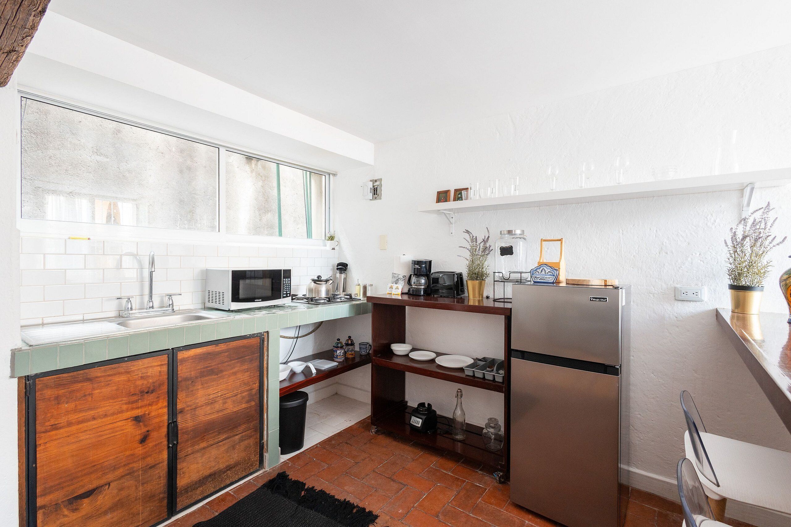 Frigorífico, microondas, cafetera o tetera y tostadora