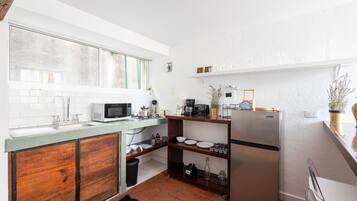 Kühlschrank, Mikrowelle, Wasserkocher mit Kaffee-/Teezubehör, Toaster