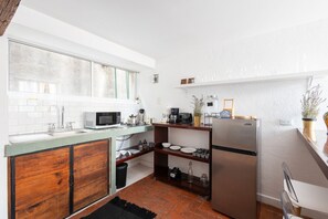 Kühlschrank, Mikrowelle, Wasserkocher mit Kaffee-/Teezubehör, Toaster