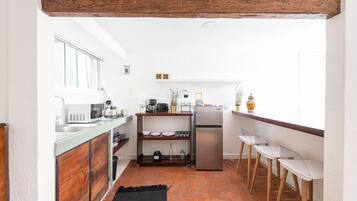 Réfrigérateur, micro-ondes, cafetière/bouilloire, grille-pain