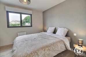 2 عدّة غرف نوم ومكواة/لوح كي وواي فاي مجانًا وملاءات أسرّة