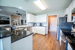 Mikrowelle, Ofen, Herdplatte, Geschirrspüler