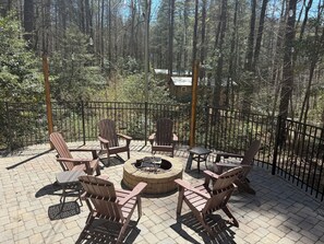 Terrace/patio - Cozy 3-bedroom cabin close to Vogel, Helton Creek Falls and much more! (Blairsville)