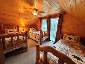 Room - Cozy 3-bedroom cabin close to Vogel, Helton Creek Falls and much more! (Blairsville)