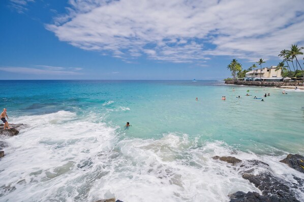 On the beach, sun loungers, beach towels - Ocean View White Sands Village across from Magic Sands Beach! (Kailua-Kona)