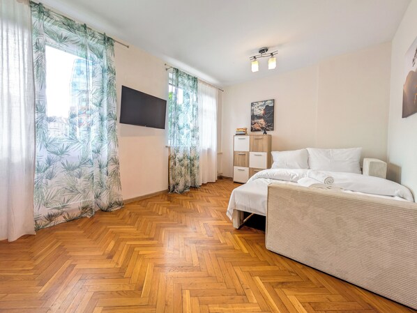 Iron/ironing board, WiFi, bed sheets