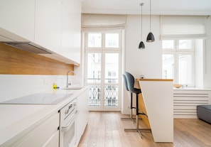 Fridge, oven, stovetop, dishwasher