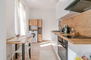 Een koelkast, een oven, een kookplaat, een vaatwasser