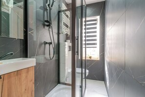 Shower, hair dryer, towels - Strzelecka City Comfort Living Studio (Katowice)