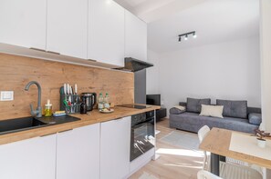 Een koelkast, een oven, een kookplaat, een vaatwasser