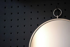 Eine runde Leuchte mit einem Ring an der Decke.