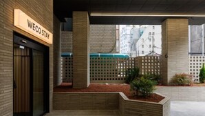 Entrada moderna de hotel com placa 