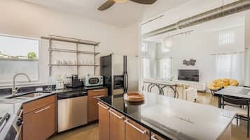 Kjøleskap, mikrobølgeovn, ovn og oppvaskmaskin