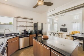 J�ääkaappi, mikroaaltouuni, uuni, astianpesukone