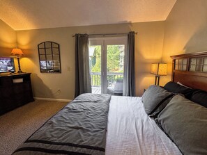 3 bedrooms, WiFi, bed sheets - Townhome with Direct Ski Slope Access + Lake Access (McHenry)