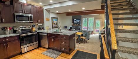 Refrigerador, microondas, horno y parrilla de estufa