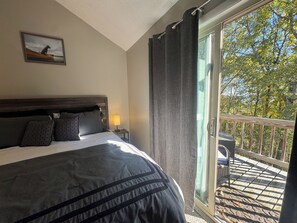 3 bedrooms, WiFi, bed sheets - Townhome with Direct Ski Slope Access + Lake Access (McHenry)