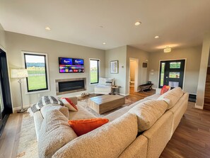 Televisión, chimenea y futbolito 