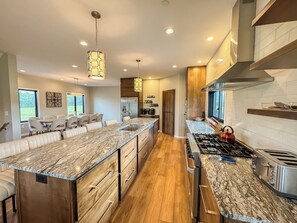 冷蔵庫、電子レンジ、オーブン、コンロ