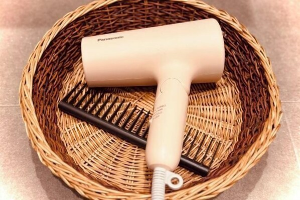 A woven basket containing a hairdryer and a comb. - Tokyo Asakusa House (Tokyo)
