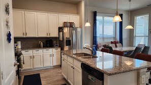 Microondas, horno, parrilla de estufa y lavavajillas 