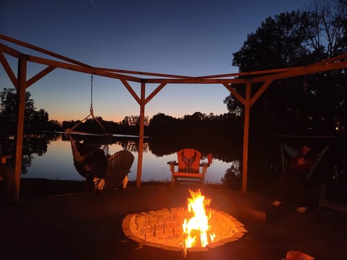 Lakeshore Escape:  3-bedroom, pet friendly home, 10 min from Turnpike