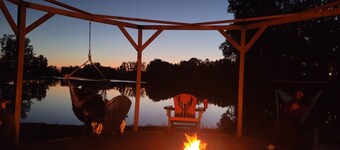 Lakeshore Escape: 3-bedroom, pet friendly home, 10 min from Turnpike