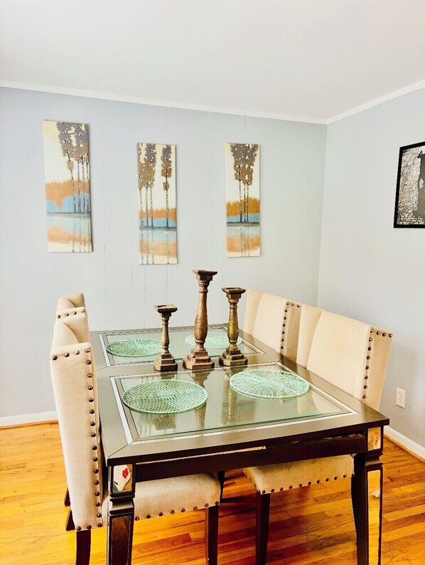 Dining - Midtown Townhouse, Walk to Piedmont Park, Sleeps 6+, Parking (Atlanta)