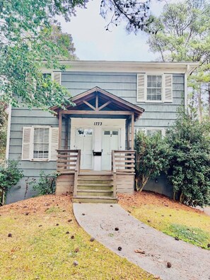 Exterior detail - Midtown Townhouse, Walk to Piedmont Park, Sleeps 6+, Parking (Atlanta)