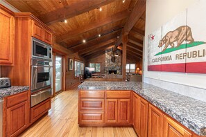 冷蔵庫、電子レンジ、オーブン、コンロ