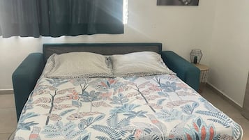 1 dormitorio, tabla de planchar con plancha, ropa de cama