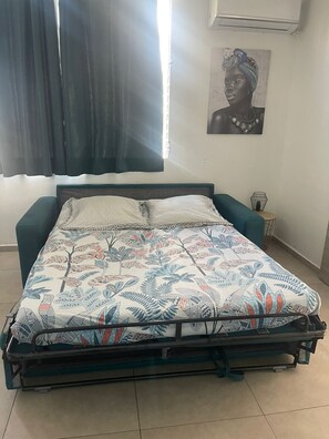 Iron/ironing board, bed sheets