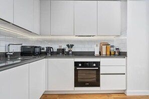 Microondas, horno, placa de cocina, lavavajillas