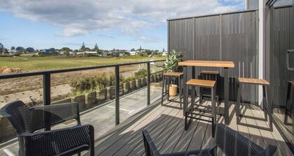 Unwind and Relax in Central Waihi Beach (#B4)